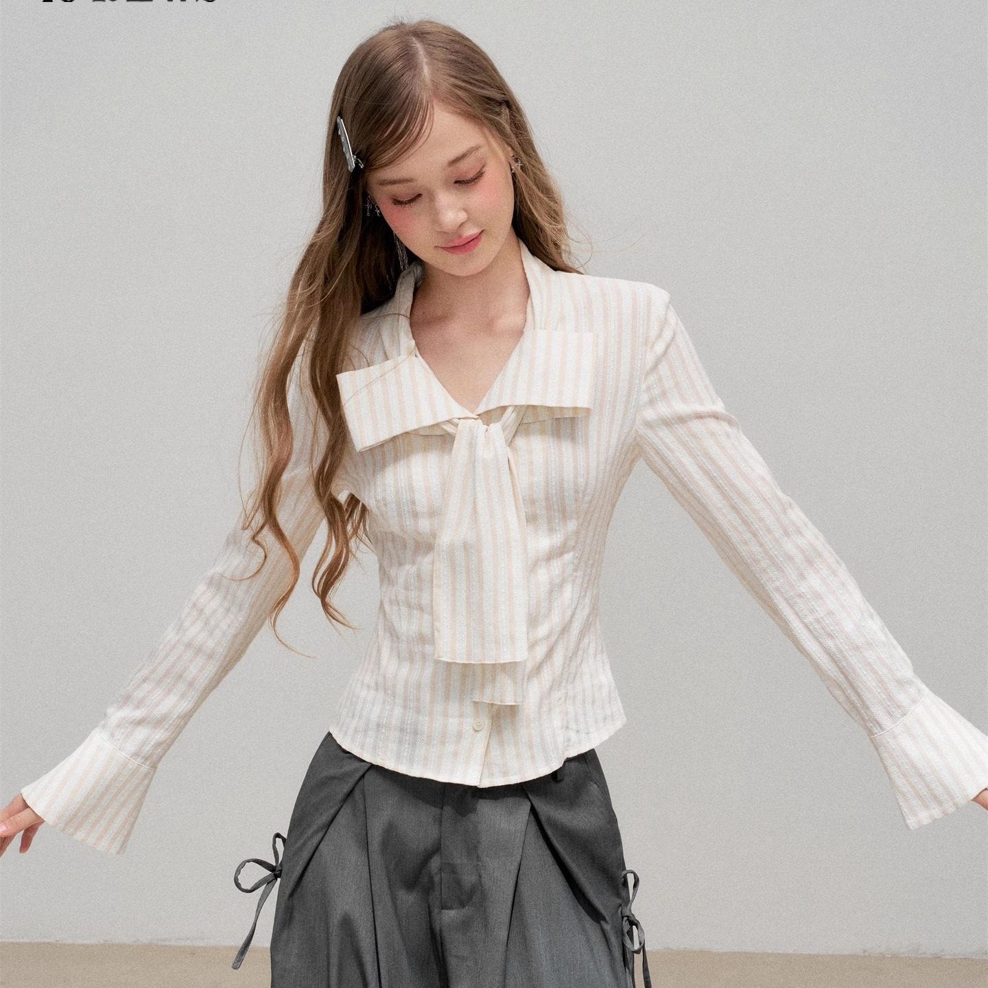 立体蝴蝶结条纹长袖衬衫