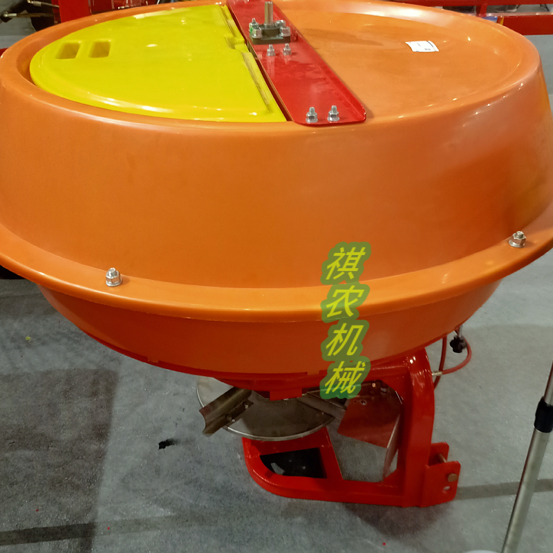 拖拉机撒化肥机农用施肥器后置输出轴施肥机大型多功能洒肥料机