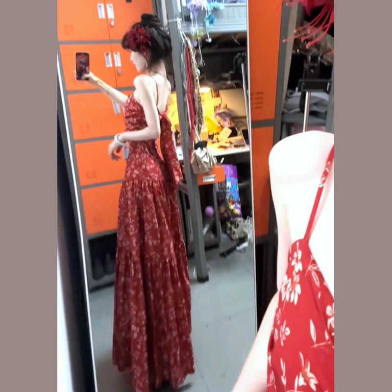 2025新款复古红色碎花吊带连衣裙子女夏季海边度假大露背法式长裙