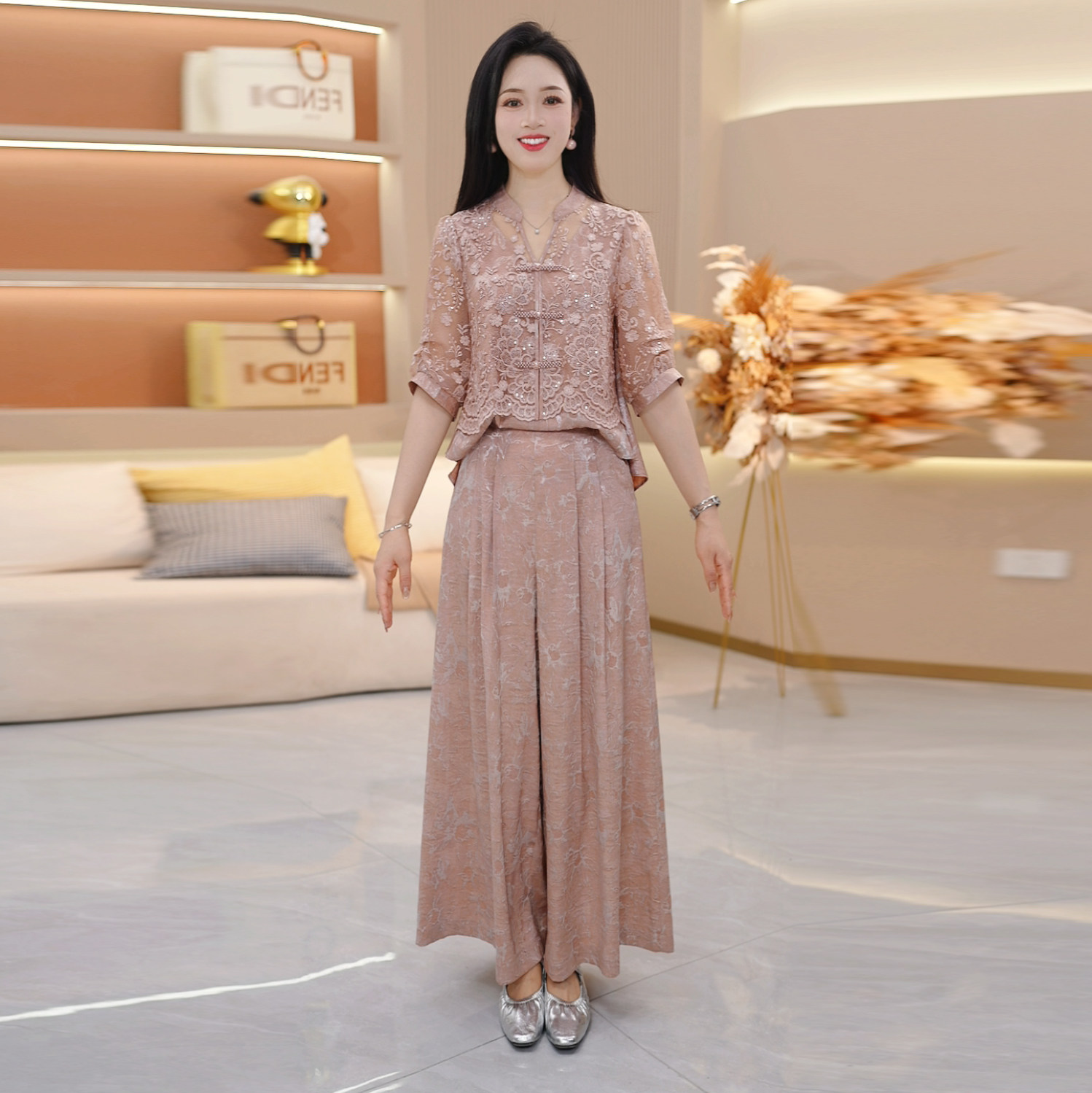 新中式套装早春洋气蕾丝刺绣上衣2026新款夏季提花阔腿裤时尚女人