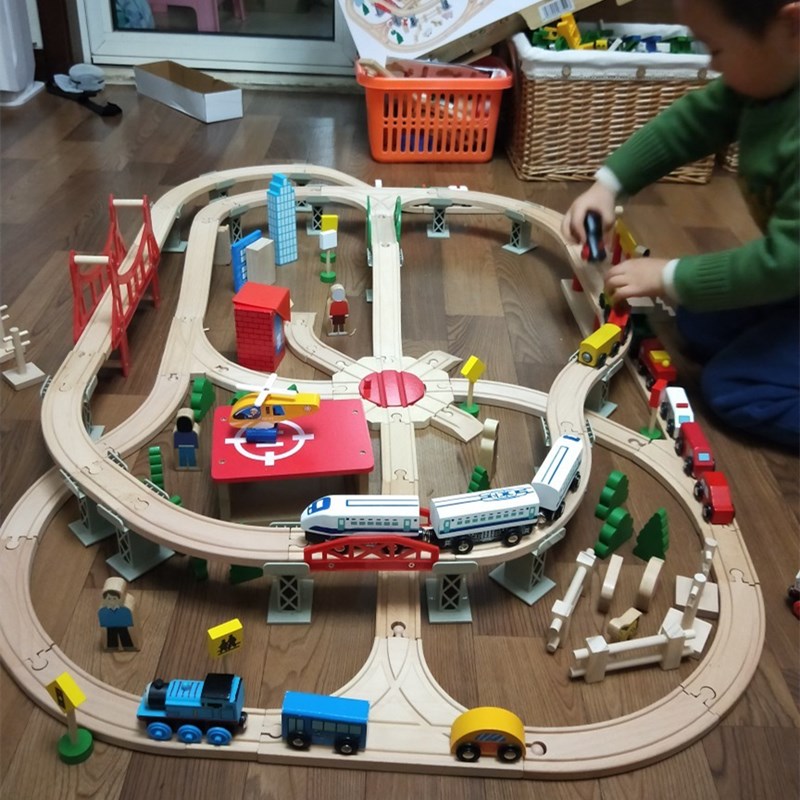 大型儿童实木益智小火车轨道套装玩具电动轨道动手拼搭玩具兼容