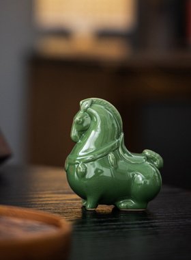汝窑绿色唐马创意陶瓷绿马开片茶宠桌面玄关装饰品工艺摆件送礼