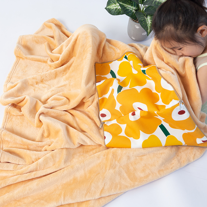 法兰绒抱枕毯车载两用办公室空调被折叠午睡毯子V花朵清新珊瑚绒
