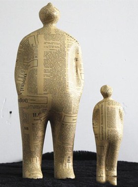 现代简约创意旧报纸人物摆件酒店会所样板间家居软装饰品父子