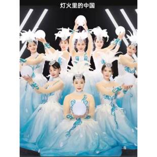 灯火里的中国灯球舞蹈道具灯演出发光球道具舞台手捧灯圆球跳舞灯