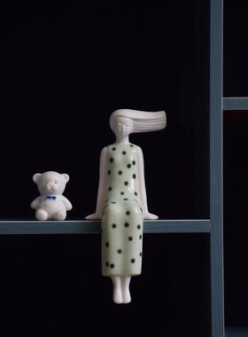 陶瓷女孩摆件客厅家居桌面装饰品人物雕塑艺术坐姿电视柜小高级