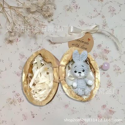 Handmade crochet animal in walnut shell 核桃壳手工钩针动物