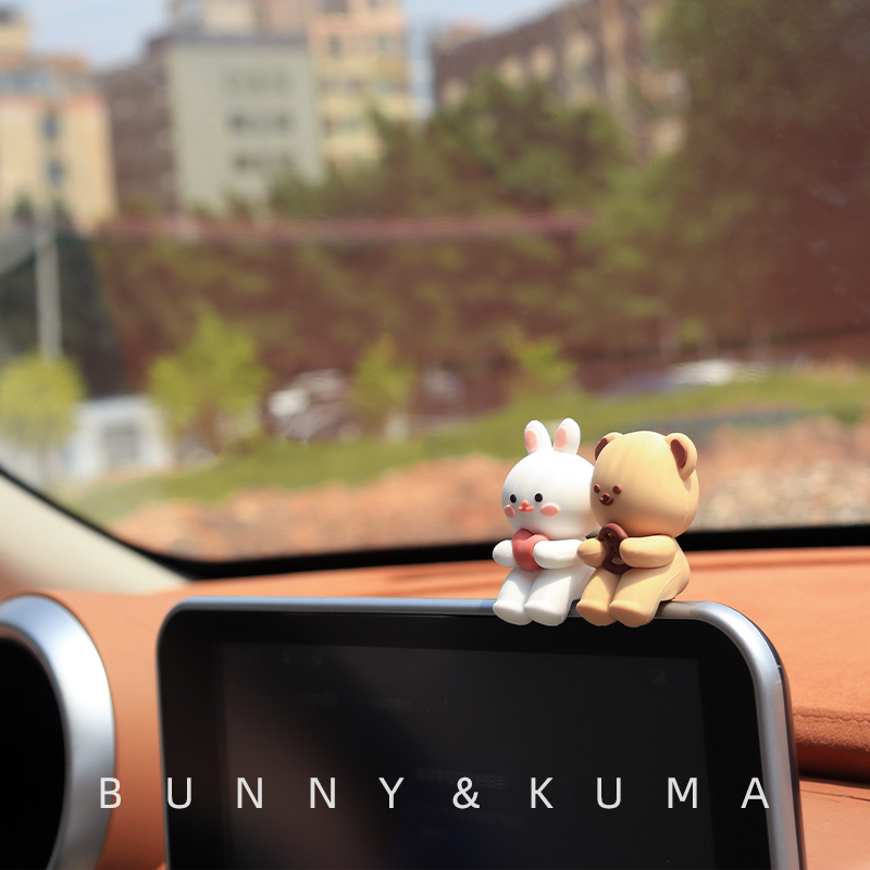 汽车载摆件可爱卡通熊兔公仔创意中控台显示屏车内U家居装饰摆设