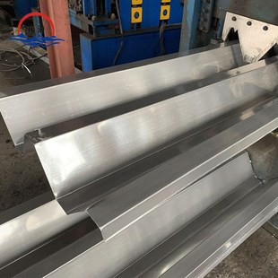 厂家供应铝瓦 工地施工隔档彩板 草I绿色 蓝色彩钢围挡板铝瓦