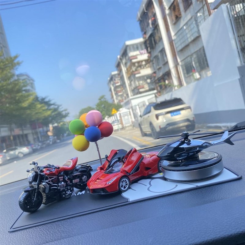 新款车内饰品摆件高级感机车模型装E饰旋转太阳能飞机车载香薰摆