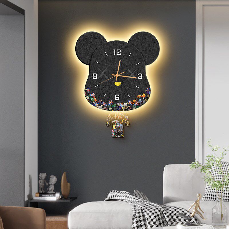 暴力熊Kaws创意潮流挂钟客厅家用新款钟表餐厅静音摇摆时钟壁挂灯