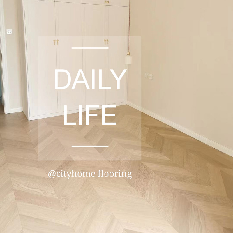 法式轻奢简约风橡木浅灰白色鱼骨拼多层实木锁扣地热地板厂家直销