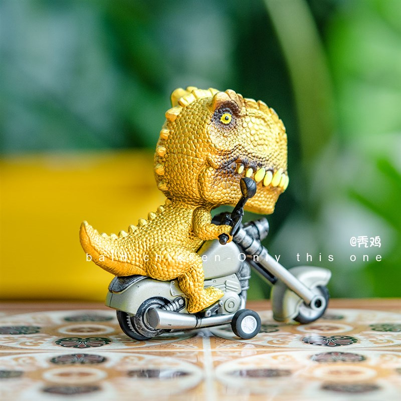 秃鸡!骑上我的小摩托~金色霸王龙骑摩托 惯性玩具 摆件