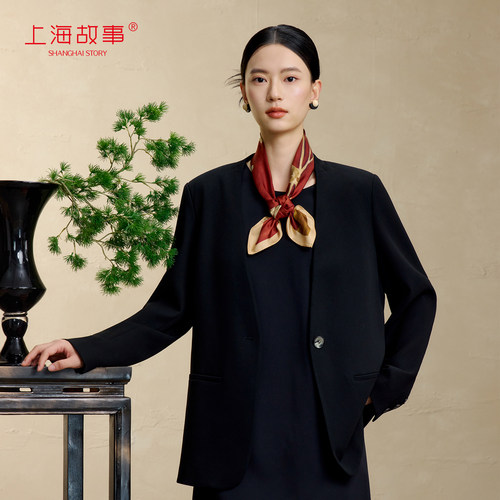 上海故事中方巾女外搭丝巾配衬衫