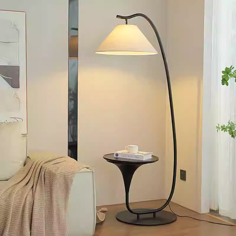 现代落地灯客厅高级感沙发旁边几置物架别墅设计师中古创意氛围灯