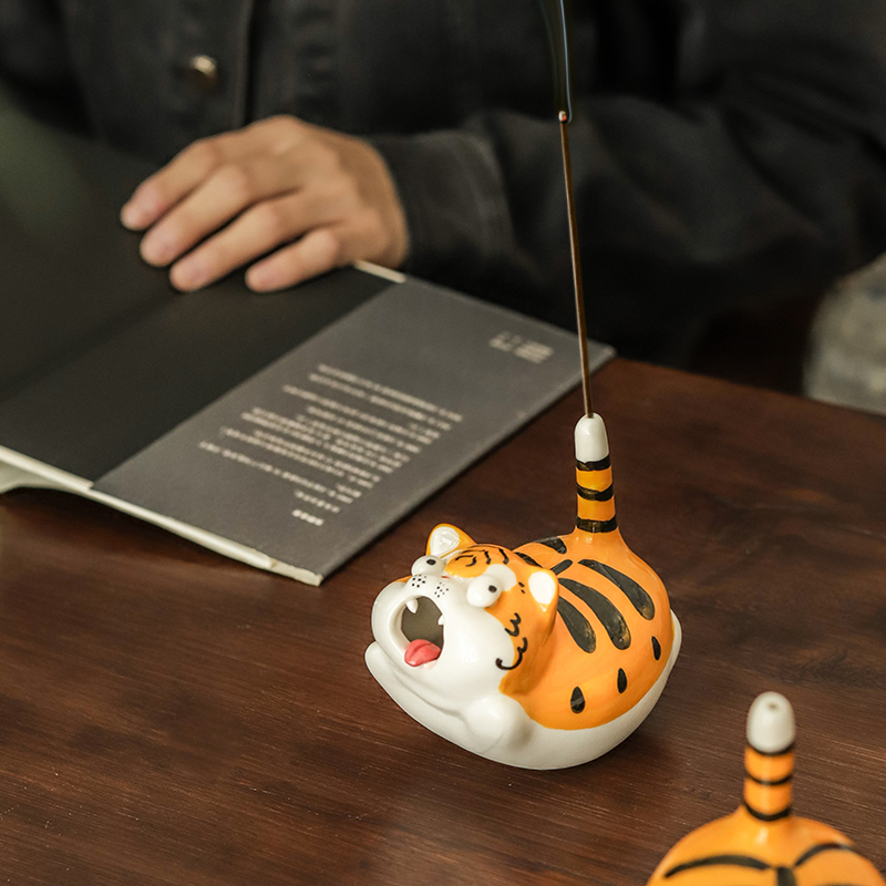 可爱桌面老虎摆件陶瓷香插线香创意茶宠生肖不倒T翁客厅茶几家用