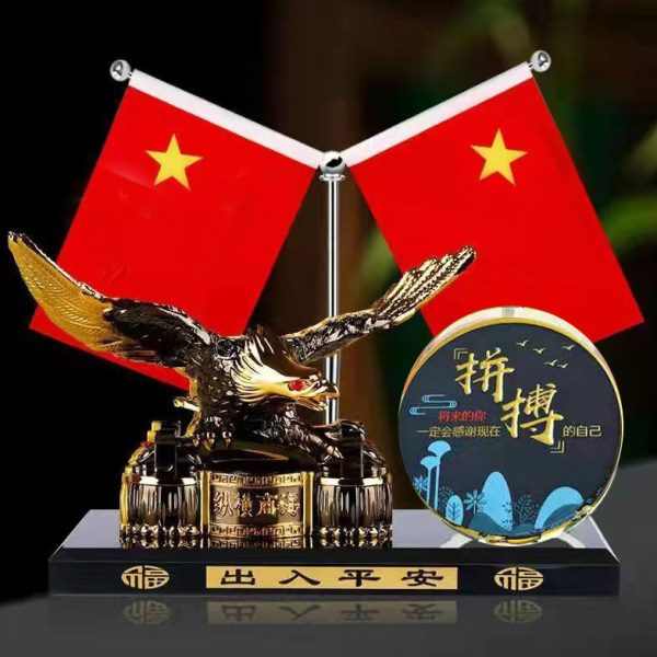 汽车摆件小红旗鹰车内饰品摆件创意礼品车载香薰拼搏摆件
