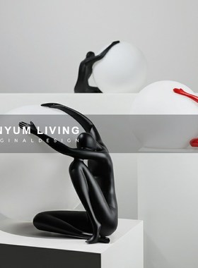 现代轻奢c人物抱灯摆件样板房客厅家居软装饰品电视柜玄关创意摆