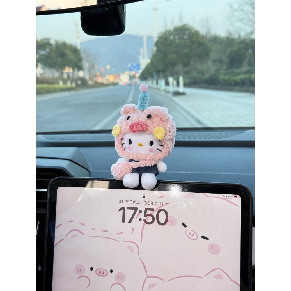 马路女鲨手kitty车载摆件新款汽车中控台车内装饰品毛绒玩偶