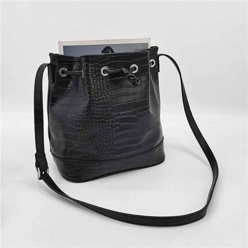 包包女士2024新款秋冬斜挎大容量水桶包抽绳开关设计大气单肩女包