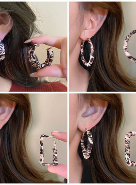 欧美潮酷豹纹C形皮革耳环高级感轻奢小众耳饰925银针耳圈饰品女