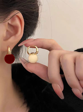 秋冬植绒珍珠耳环高级感轻奢小众耳扣女时尚百搭耳饰甜美简约饰品
