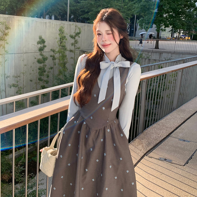 初秋碎花背带连衣裙子女2025新款早秋韩系穿搭一整套装长裙高级感