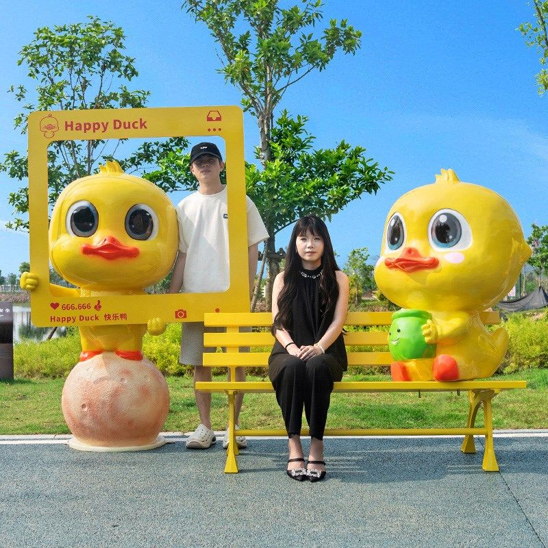 卡通小黄鸭子摆件大型玻璃钢雕塑幼儿园商场儿童乐园楼盘装饰打卡
