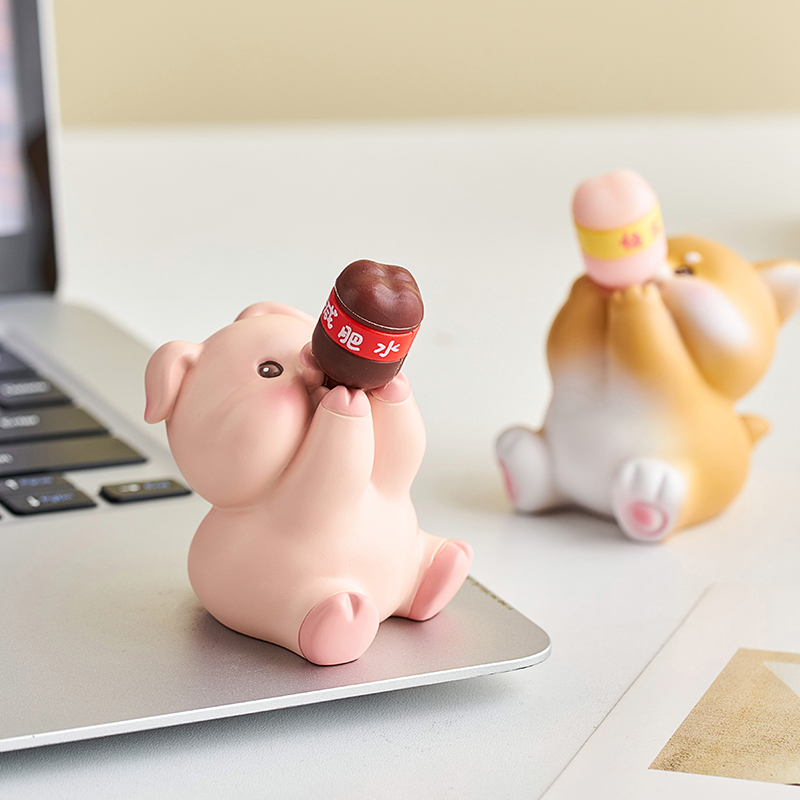 可爱快乐吨吨猪桌面摆件r办公室治愈系解压工位情绪车载中控装饰