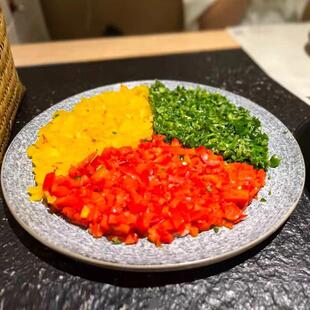 陶瓷圆形装三椒牛肉盘子专用餐具火锅创意摆盘三出山同款拼盘菜盘