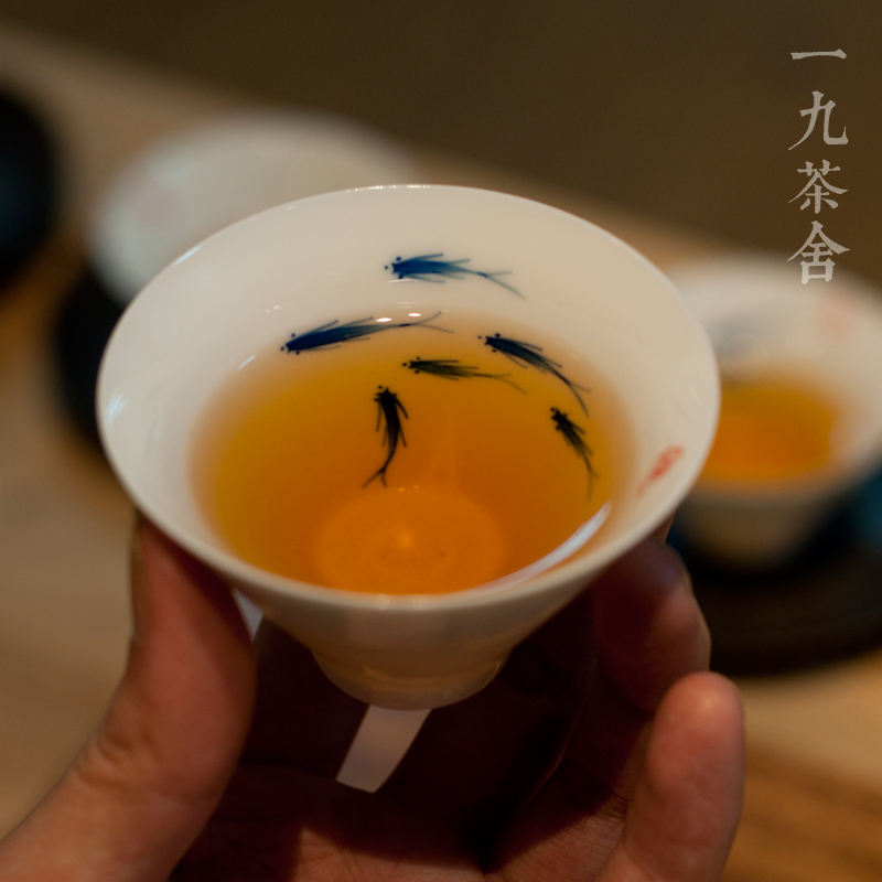 鱼戏6入 景德镇手绘青花鲤鱼杯 螺纹斗笠杯 陶瓷功夫茶具茶杯