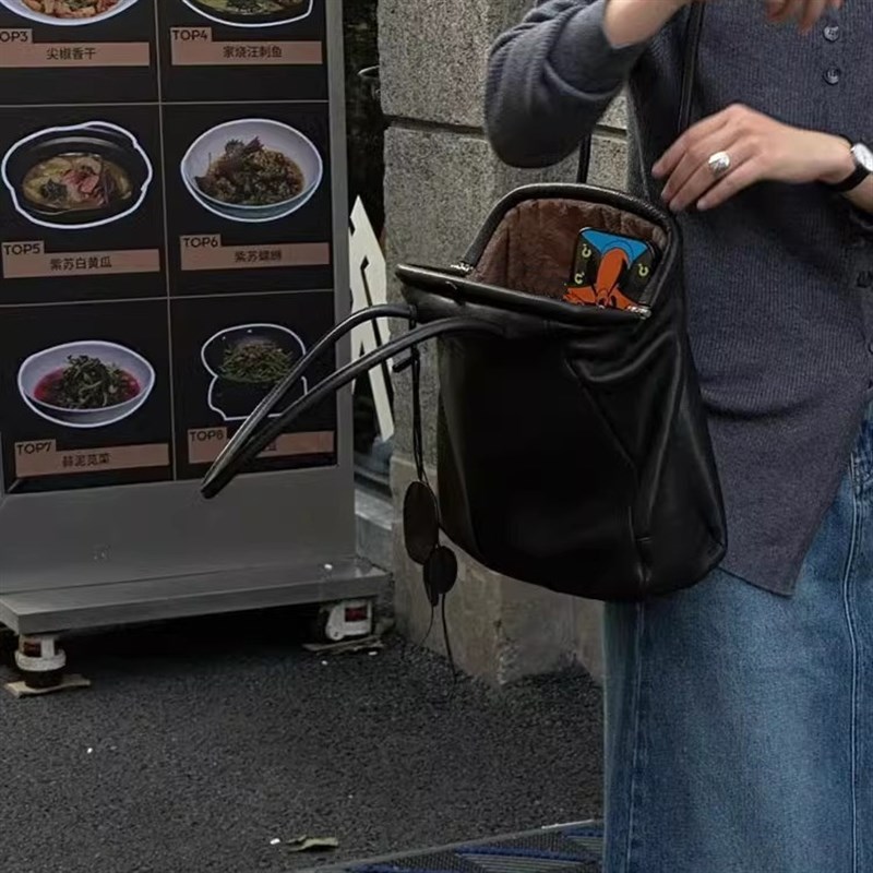 黑色大容量夹子水桶包包女式2025新款轻奢小众高级感单肩腋下包春