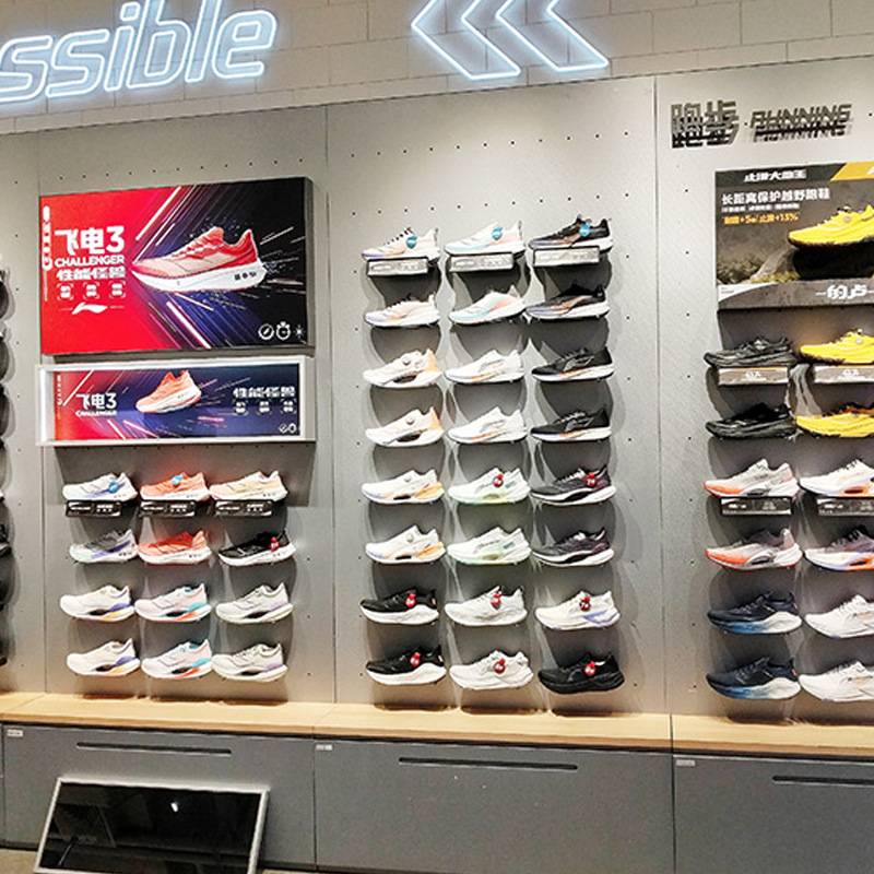 广州运动鞋店壁挂式展示柜定制 体育用品陈列架 户外登山服装货架
