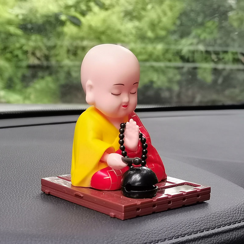 太阳能自动点g头敲木鱼小和尚汽车小摆件车载可爱小沙弥公仔中控