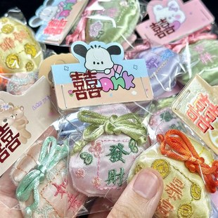 结婚婚礼退场小众抛洒娃娃香囊胸针伴手礼