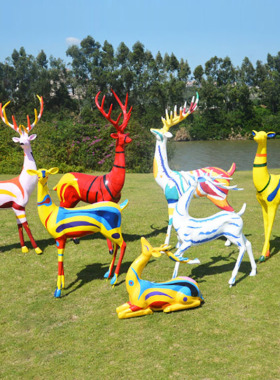 玻璃钢彩绘鹿雕塑园林景观小麋鹿摆件酒店大堂商业街广场美陈定制