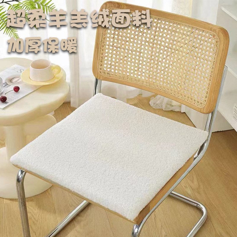 可爱卡通坐垫小狗卡皮巴拉坐垫办公教室K学生椅垫坐垫毛绒座垫代