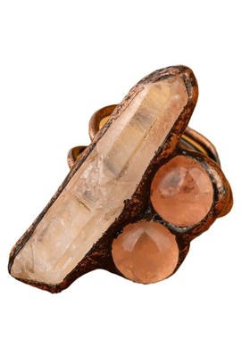 一个复古风天然白水晶六角柱粉晶圆饼手工烧O焊镀古铜开口可调戒