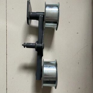 雷沃RG70领航金刚版收割机原厂配件,RG70粉碎机张紧轮总成