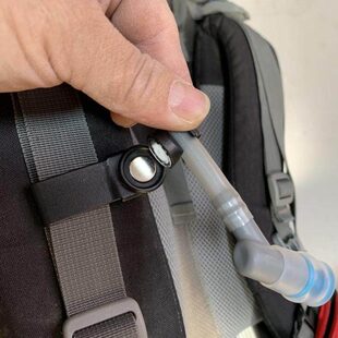 户外骑行背包水袋饮水管磁性磁吸式 固定夹扣可旋转拆卸磁扣水管夹