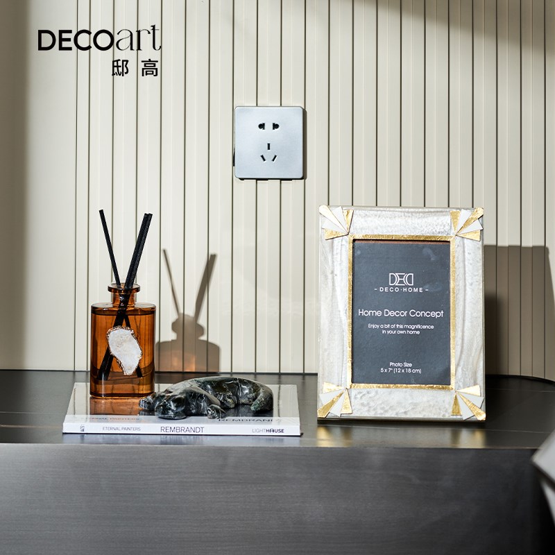 主卧梳妆台装饰品摆件花高级感轻奢风相框摆台样板间家居软装好物