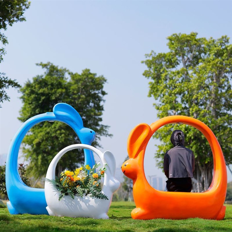 户外兔子雕塑h玻璃钢座椅幼儿园公园草坪网红装饰发光卡通花箱摆