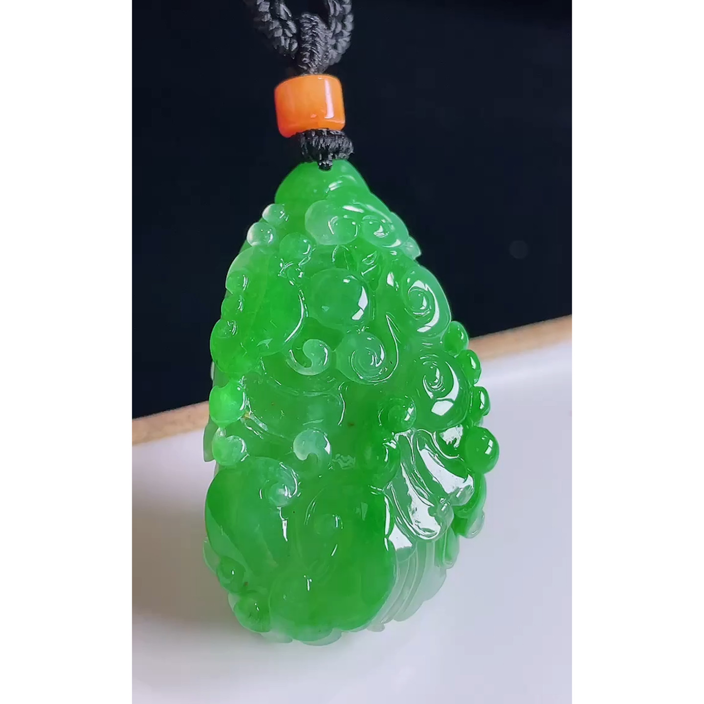 缅甸天然A货玉石翡翠 老坑冰种手工精雕阳绿百财吊坠