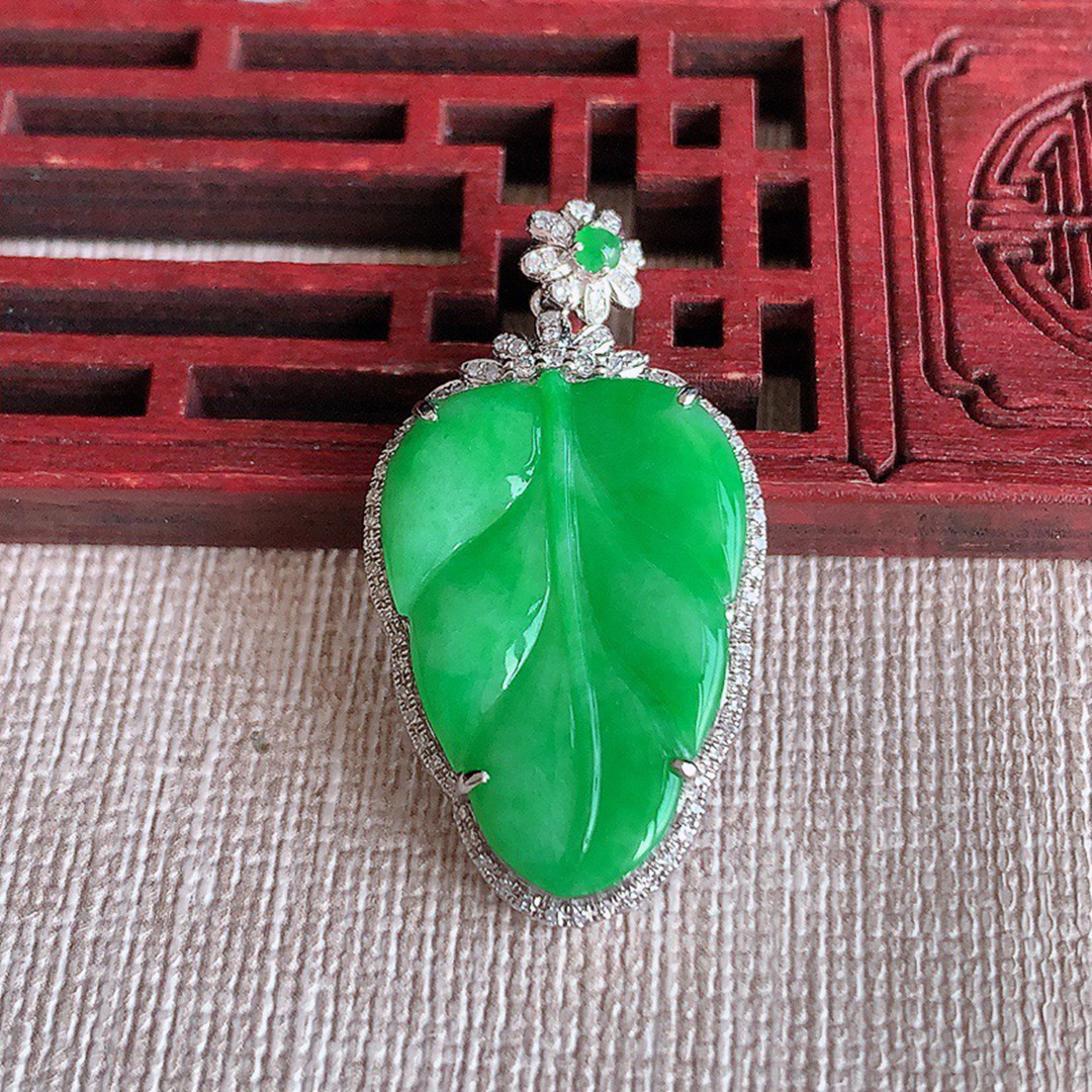缅甸天然A货玉石翡翠 老坑冰种手工精雕铂金伴钻镶嵌阳绿叶子吊坠