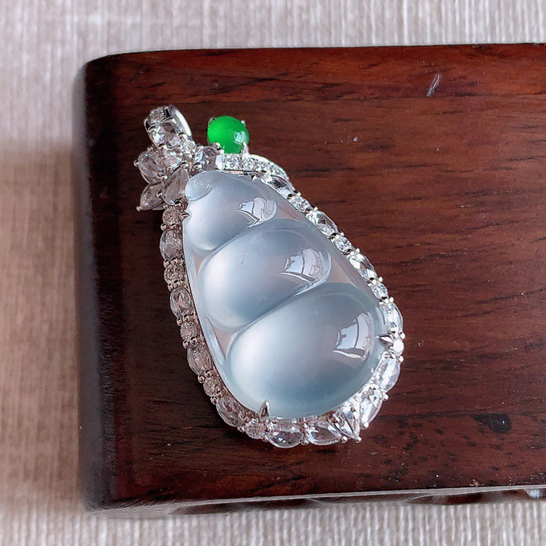 缅甸天然A货玉石翡翠 老坑冰种 手工精雕18K金伴钻白月光福豆吊坠