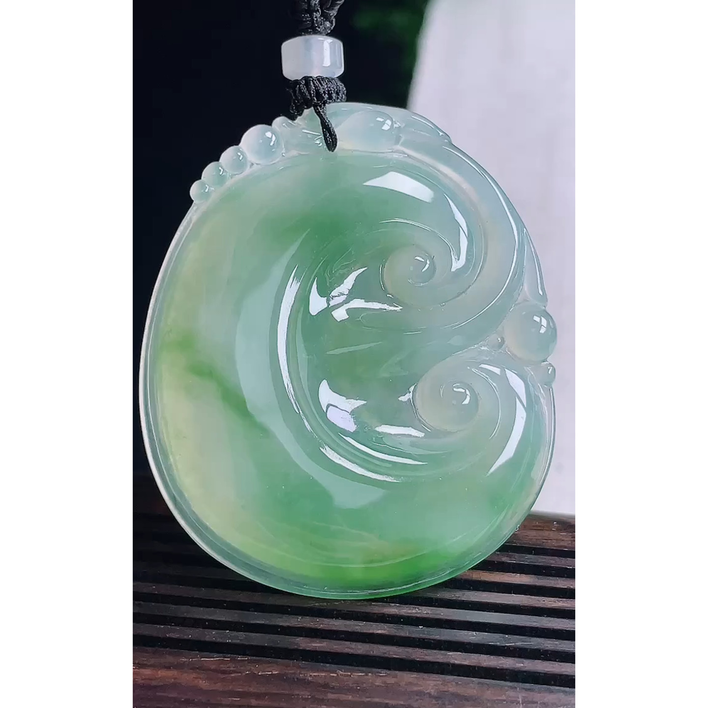 缅甸天然A货玉石翡翠 老坑冰种手工精雕飘绿大如意吊坠
