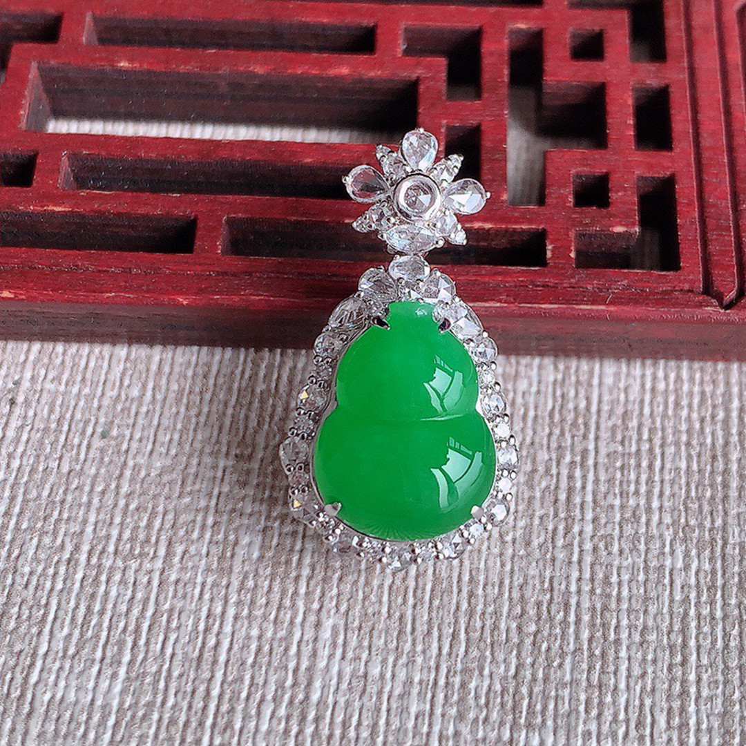 缅甸天然A货玉石翡翠 老坑冰种 手工精雕 18K金镶阳绿葫芦吊坠