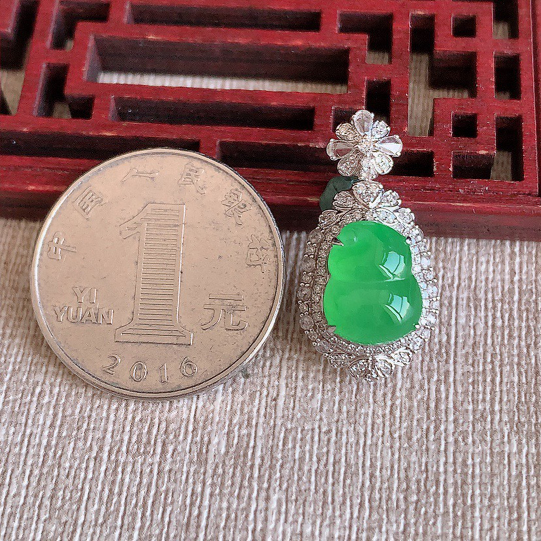 缅甸天然A货玉石翡翠 老坑冰种 手工精雕 18K金伴钻阳绿葫芦吊坠