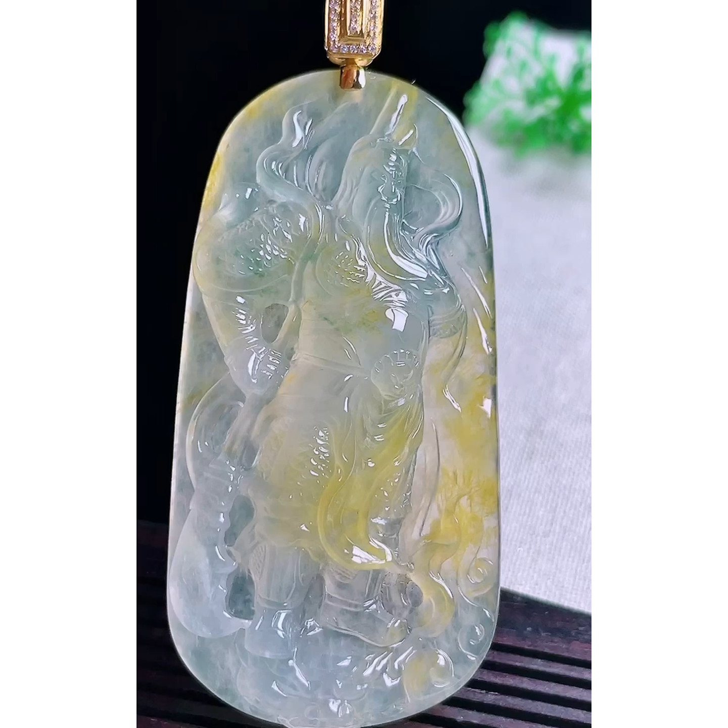 缅甸天然A货玉石翡翠 老坑冰种手工精雕18k金扣黄翡关公吊坠