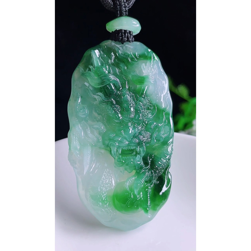 缅甸天然A货玉石翡翠 老坑冰种 手工精雕 飘绿龙牌吊坠